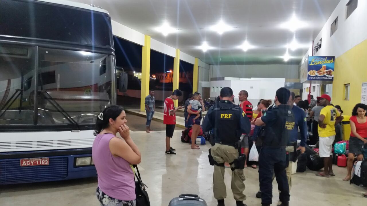 Dois ônibus irregulares foram apreendidos na BR 050. (Foto: Divulgação PRF Catalão)