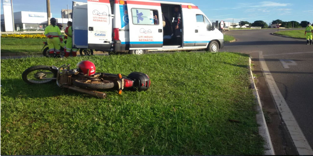 Motociclista colidiu uma CG125 contra o meio fio no km 280 | Foto: PRF - Catalão