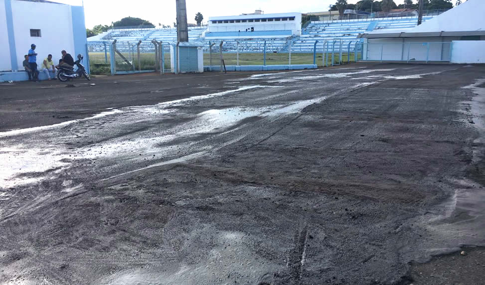 Foi asfaltado o trecho que dá  acesso ao vestiário. (Foto: Luiz Claudio)