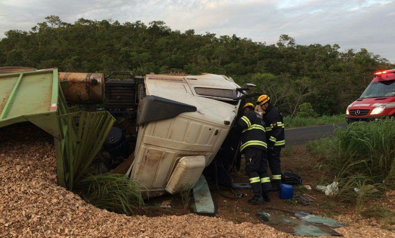 Caminhão tomba na GO 210 | Foto: Divulgação/Bombeiros