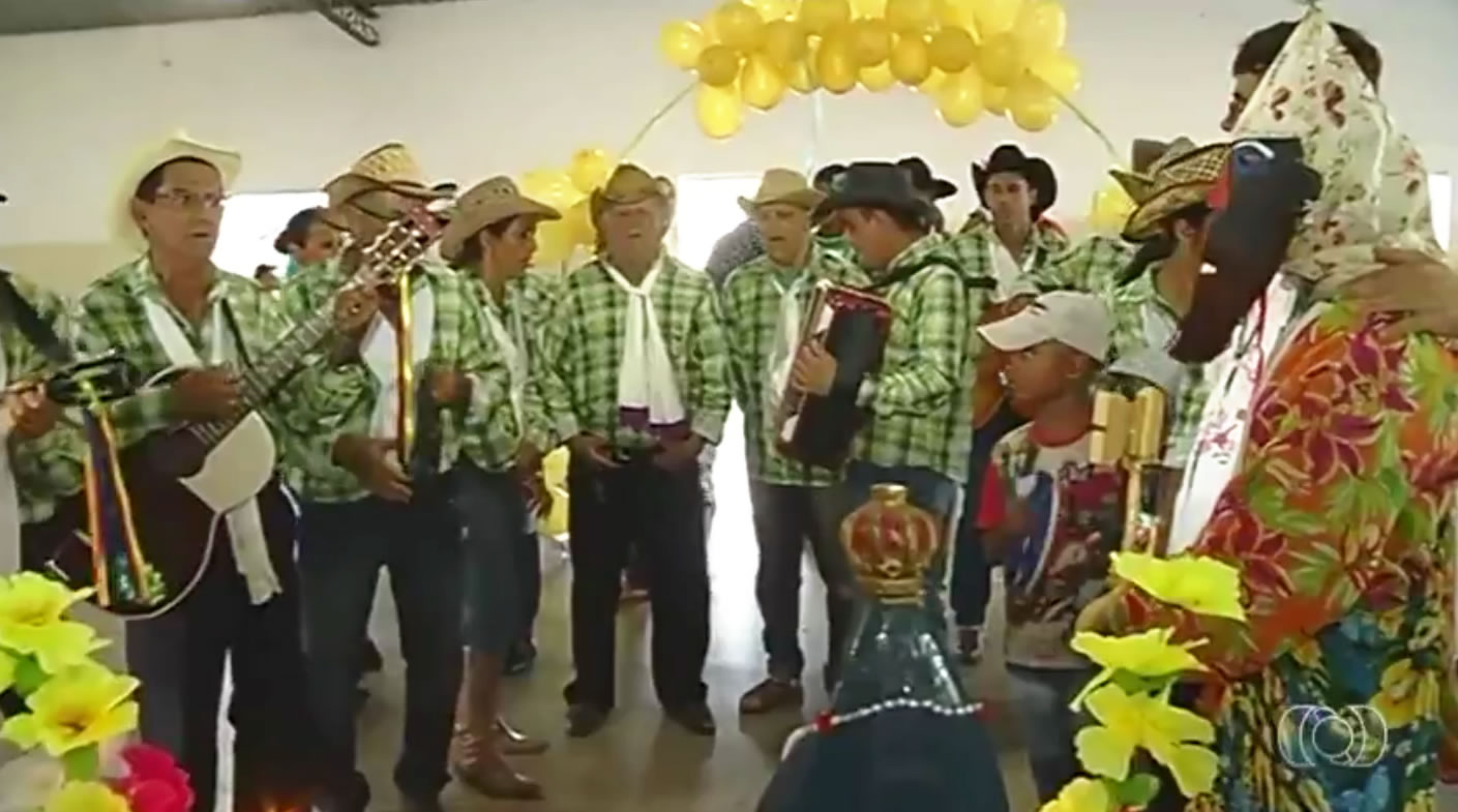 Grupo celebra Folia de Reis e visita fiéis na região de Catalão em Goiás (Foto: Reprodução/TV Anhanguera)