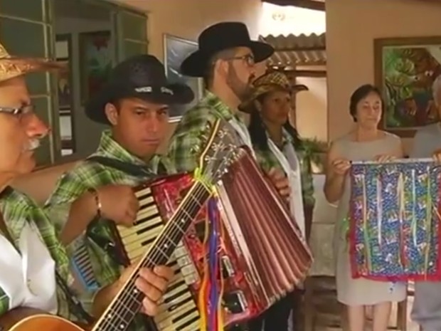Grupo celebra Folia de Reis e visita fiéis na região de Catalão em Goiás (Foto: Reprodução/TV Anhanguera)