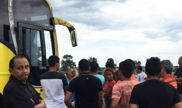 Ônibus irregular foi apreendido e proprietário do véiculo multado em R$ 12 mil (Foto: Divulgação/PRF)
